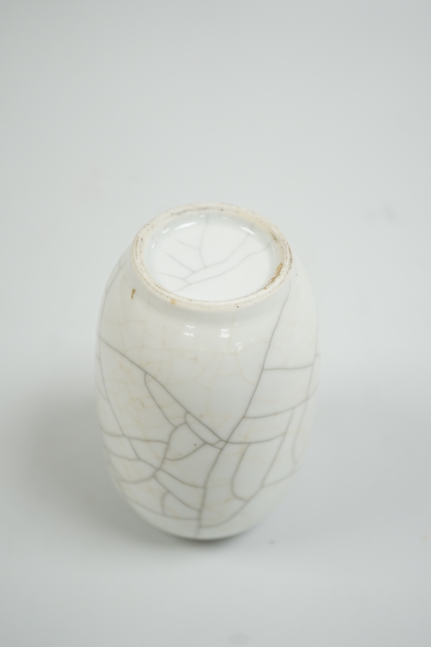 A Chinese crackleglaze vase, early 20th century, 12cm high